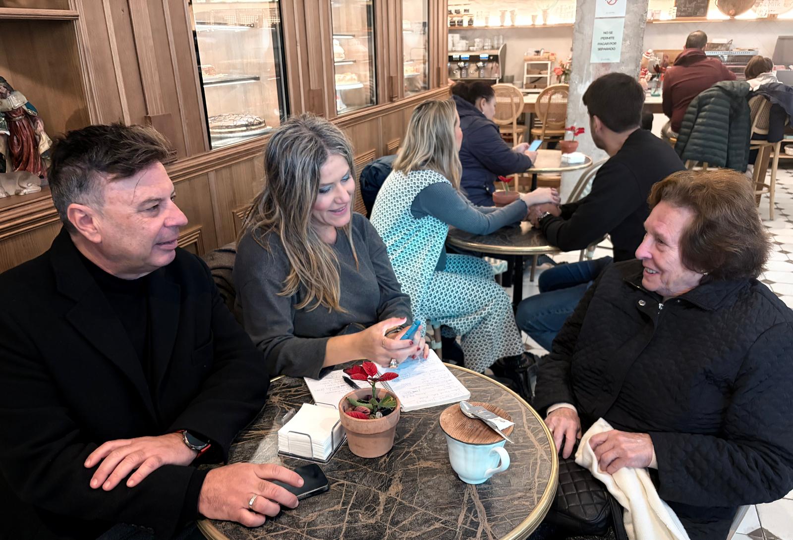 La Conversación desde Pastelería La Grosera de Huelva con Miguel Ángel Rodríguez, director de Voluntariado en Cruz Roja Huelva y la voluntaria Loli