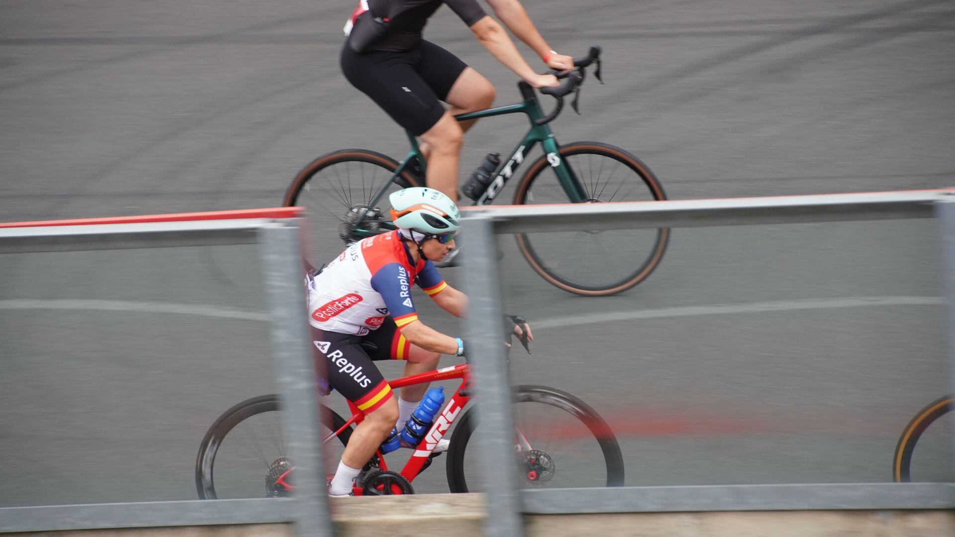 La ciclista de Bocairent María José Silvestre durant les 12 hores de Zolder