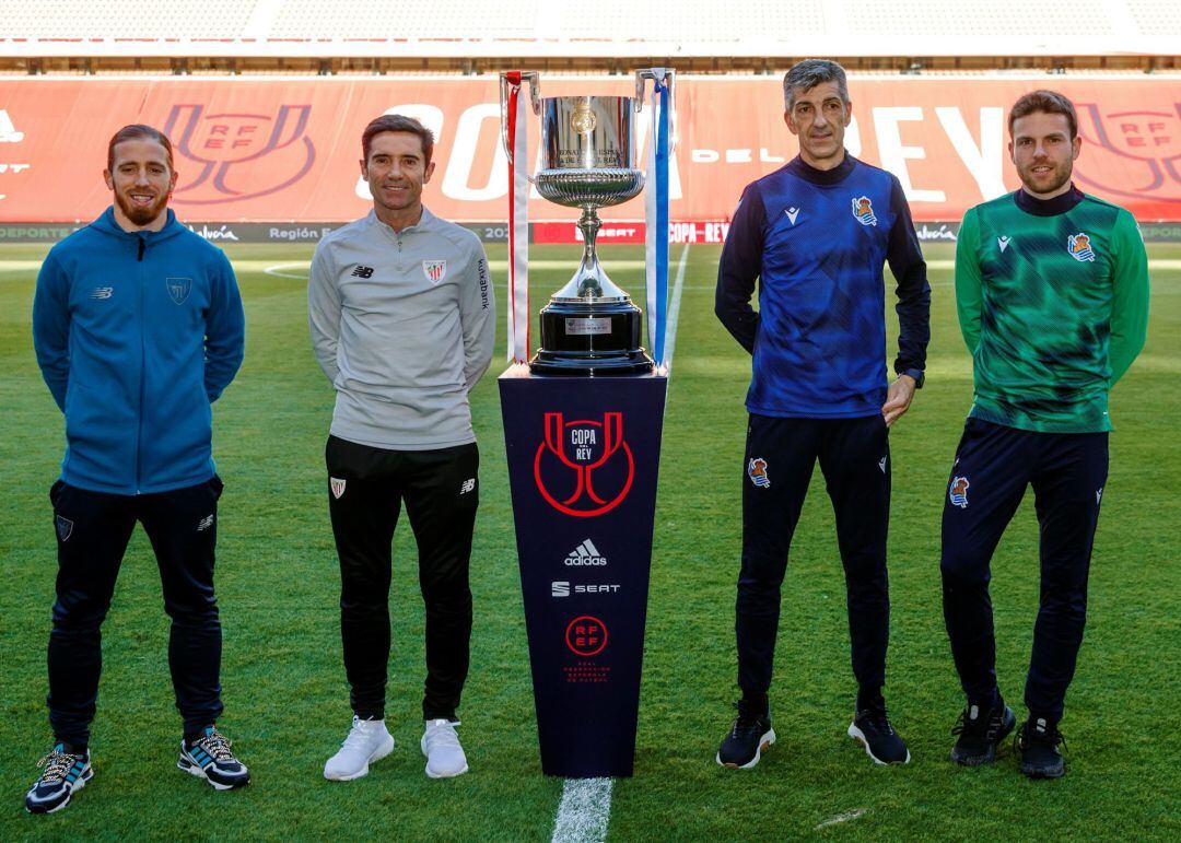 Imanol posa con la Copa junto a su capitán Illarramendi