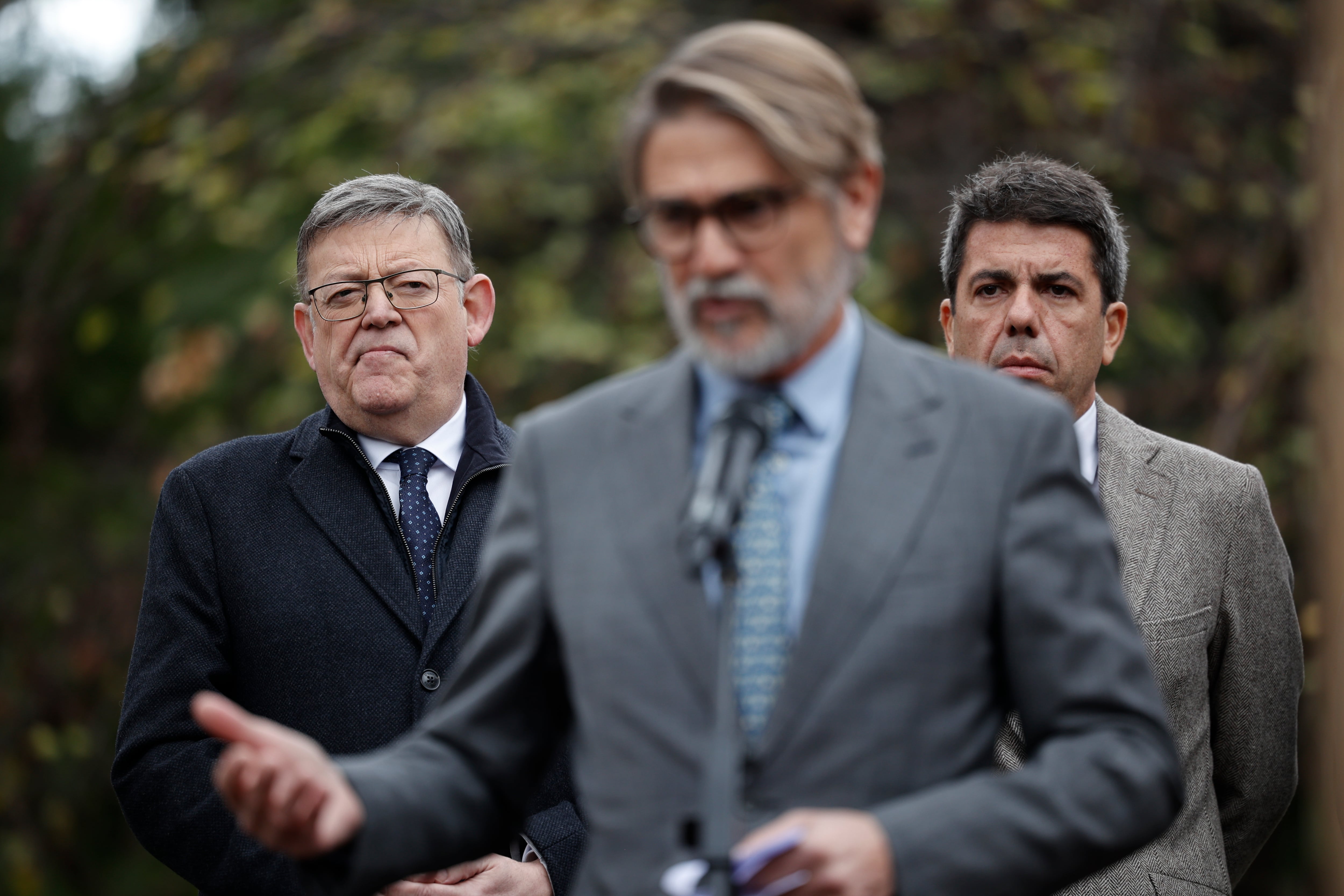 El president de la Generalitat, Carlos Mazón (d) , y el secretario general del PSPV-PSOE, Ximo Puig (i), asisten en presencia de uno de los hijos del profesor Manuel Broseta, Pablo Broseta, al acto de homenaje con motivo del XXXII aniversario del asesinato del profesor. EFE/Biel Aliño