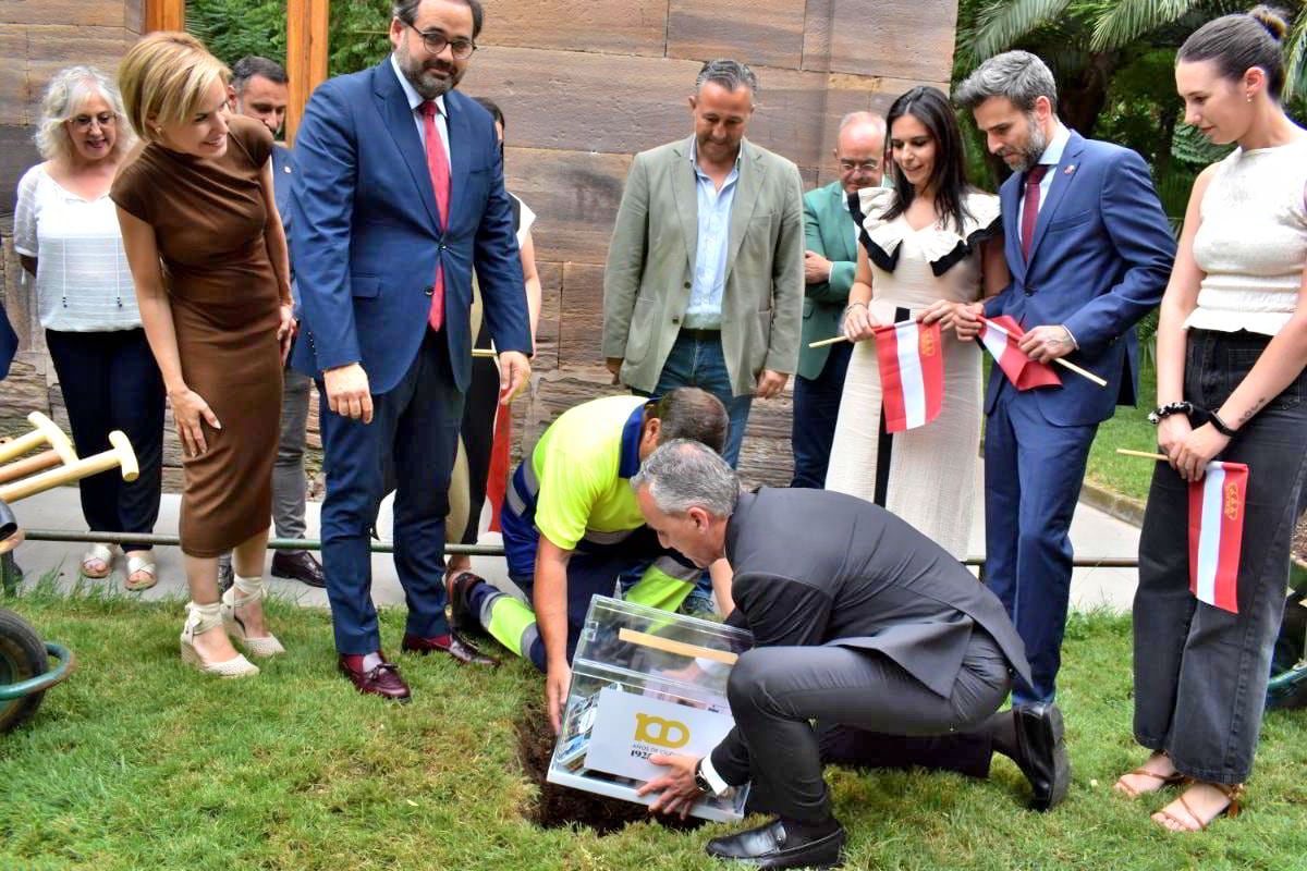 Entierro de la urna del tiempo de Puertollano