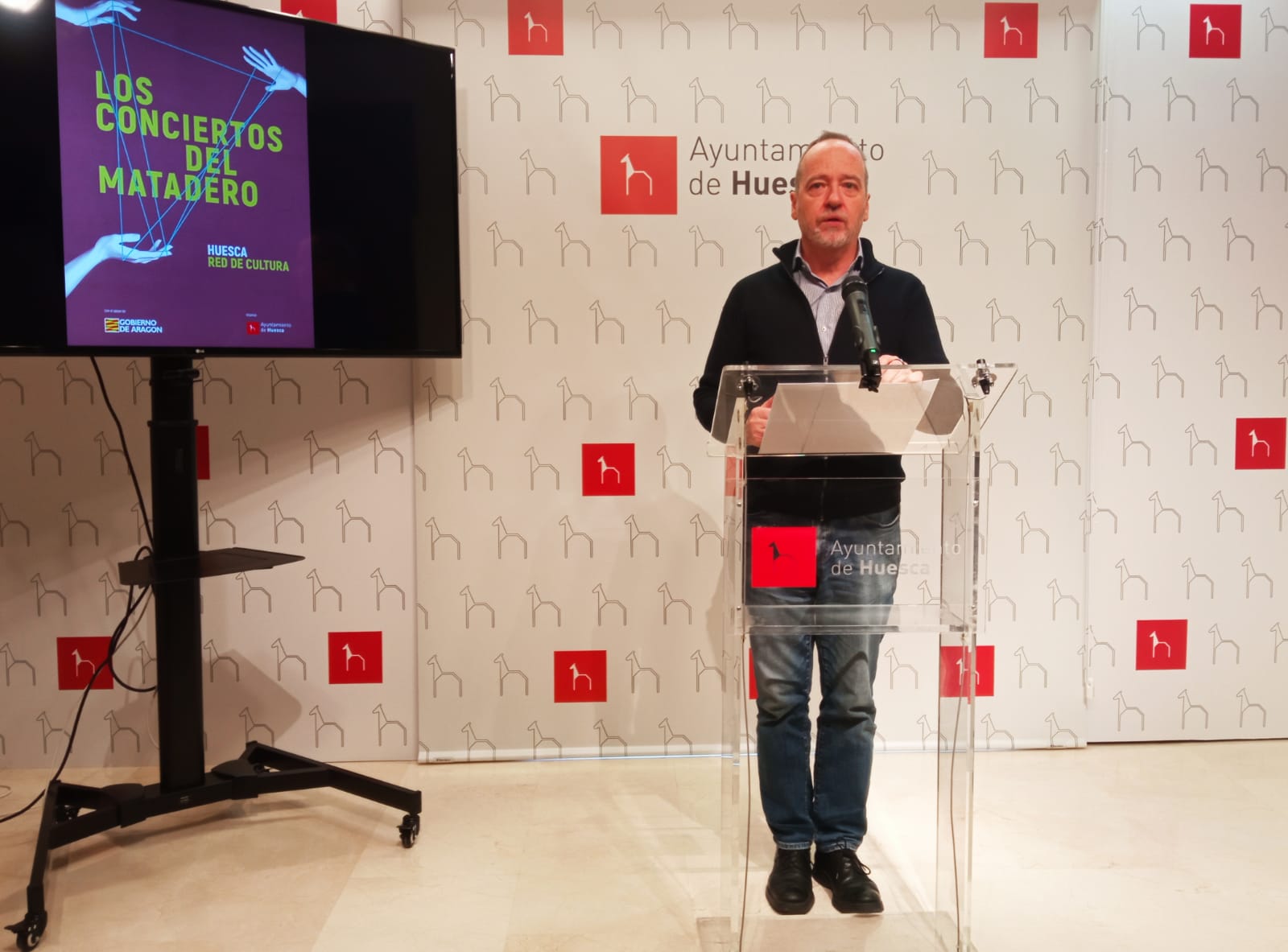 Ramón Lasaosa presentando los Ciclos de cultura del Ayuntamiento de Huesca