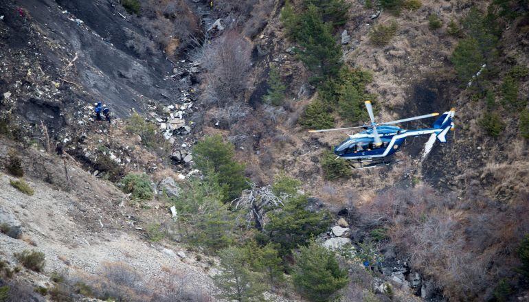 KOE139 SEYNE LES ALPES (FRANCIA), 25/03/2015.- Fotografía facilitada por el Ministerio francés del Interior, que muestra a miembros de los servicios de rescate mientras examinan los restos del avión siniestrado de la aerolínea germana Germanwings que cubría el trayecto entre Barcelona y Düsseldorf (Alemania), en Seyne-les-Alpes (Francia), hoy, 15 de marzo de 2015. La Fiscalía confía en que esta tarde se conozcan ya los primeros resultados del análisis de la caja negra del Airbus A320 que se ha hallado en el lugar del su accidente en los Alpes franceses. Las autoridades consideran que no hay ya casi posibilidades de encontrar con vida a alguna de las 150 personas (144 pasajeros y 6 miembros de la tripulación) que viajaban en el avión . EFE/F. BALSAMO / SIRPA GENDARMERIE / MINISTERE DE L'INTERIEUR