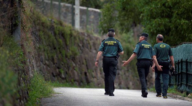 La Guardia Civil amplió la búsqueda del hombre, que permaneció toda la noche atrincherado en su casa de Turieno, desde la que disparó en varios ocasiones a los agentes.