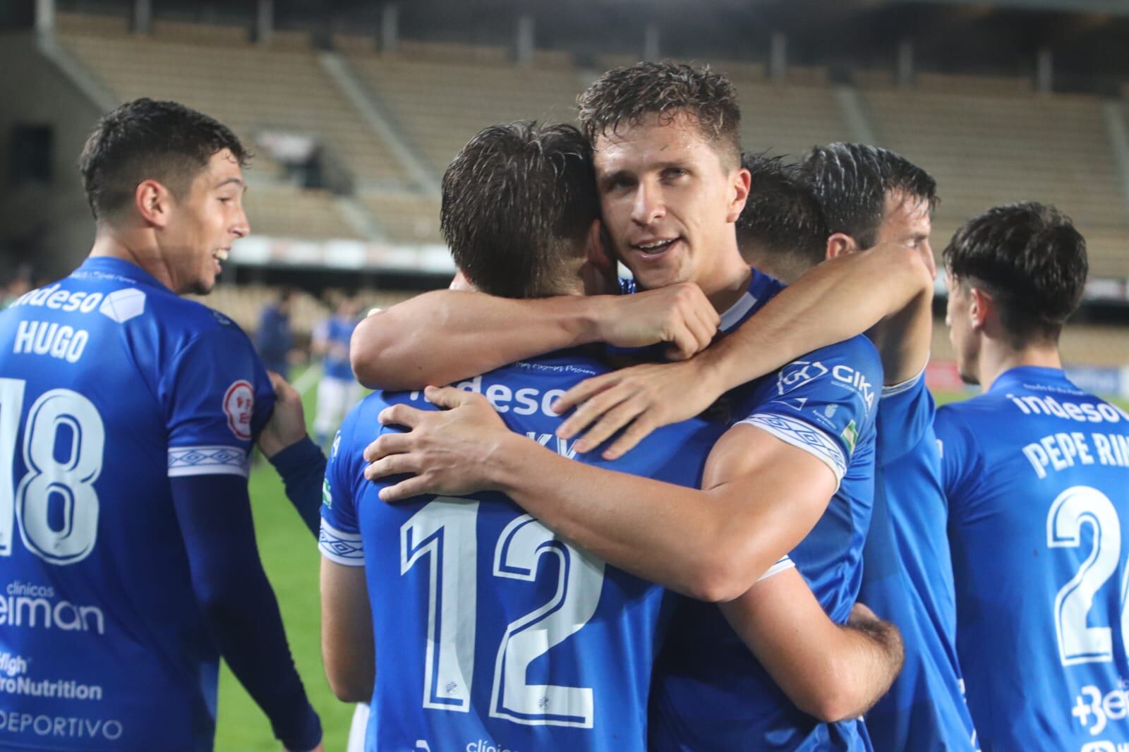 Jugadores del Xerez DFC celebrando el gol con Ricky