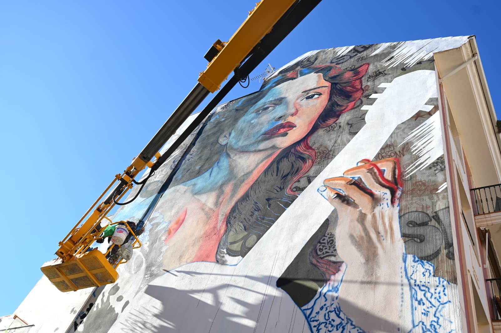 Mural que Sfir crea para la edición 2025 del '23700'.