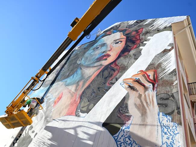 Mural que Sfir crea para la edición 2025 del '23700'.