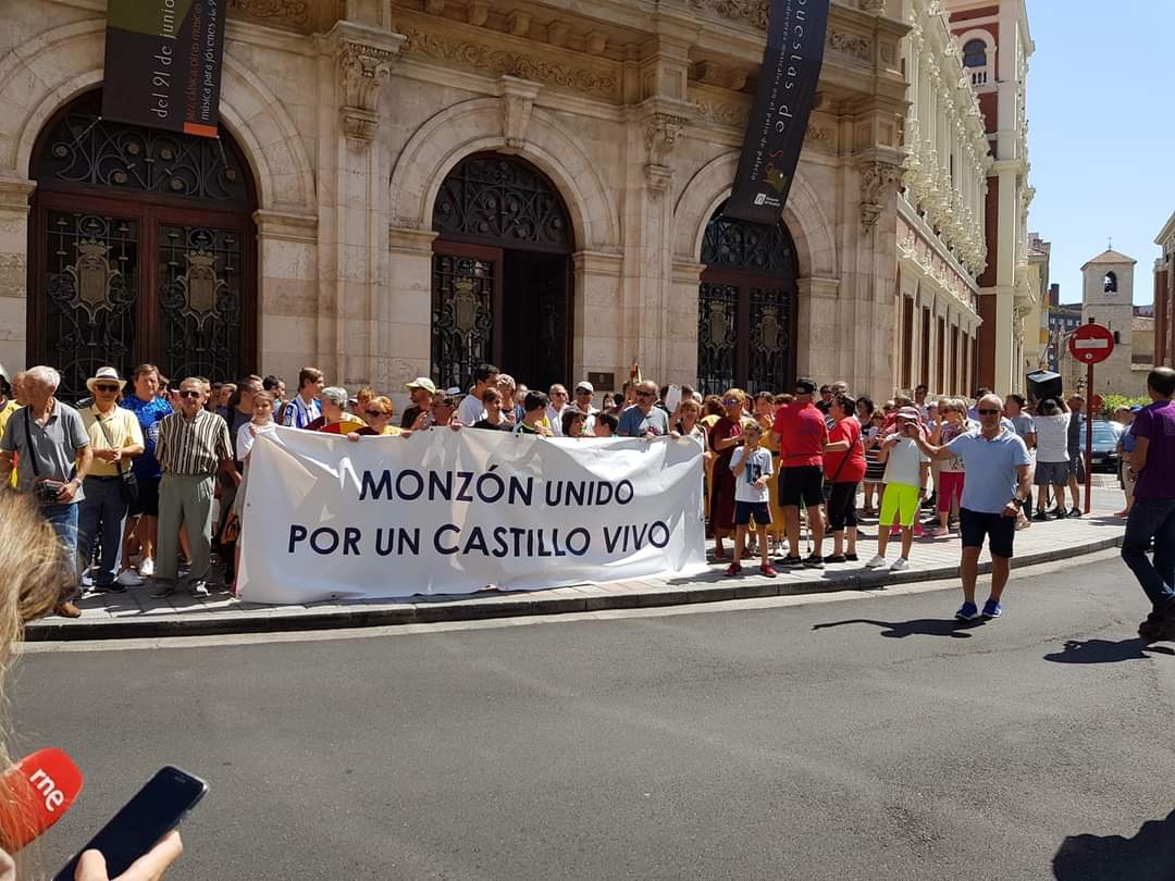 Imagen de archivo de la última manifestación en defensa del Castillo de Monzón