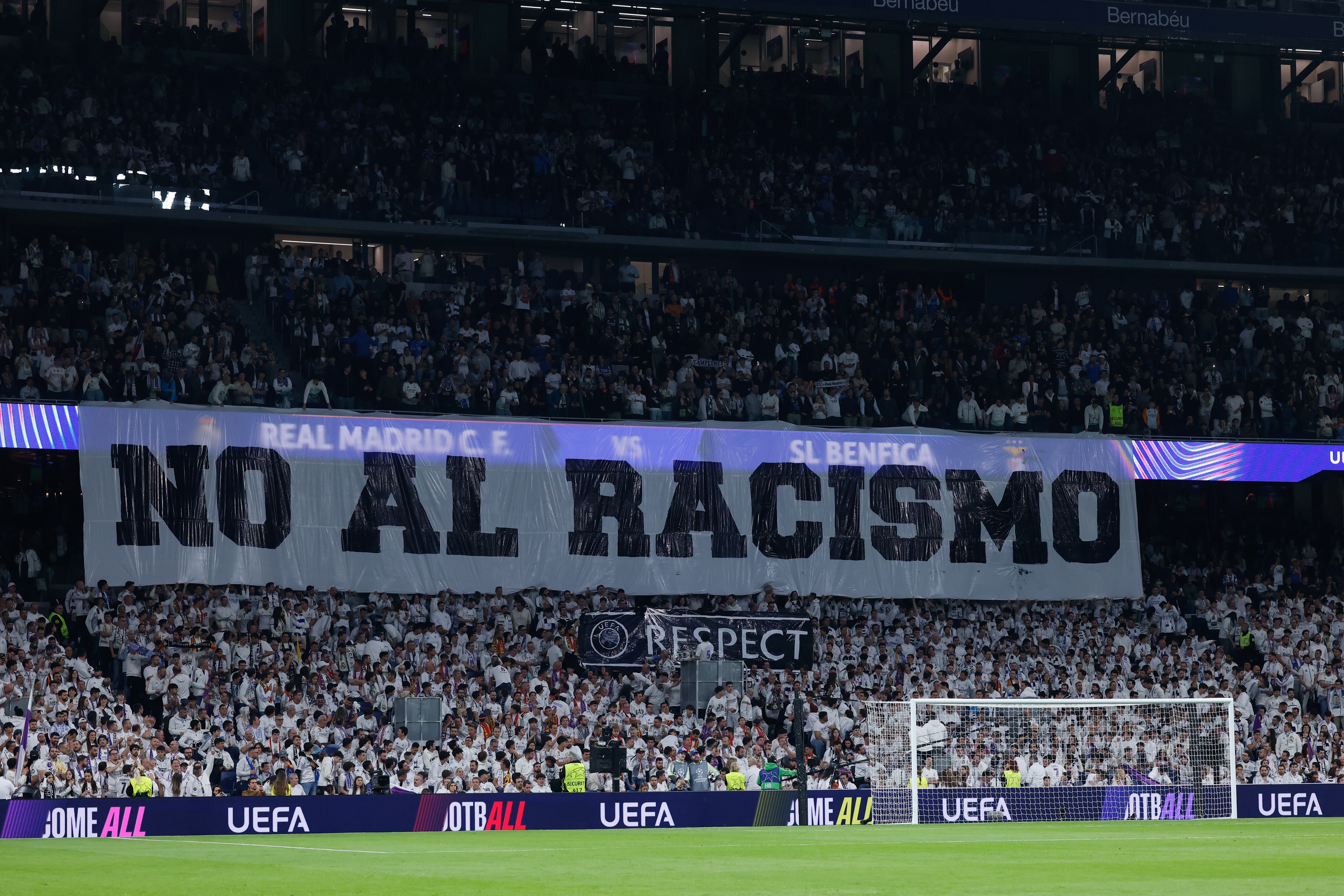 El tifo 'NO AL RACISMO' en la previa del Real Madrid - Benfica del Bernabéu
