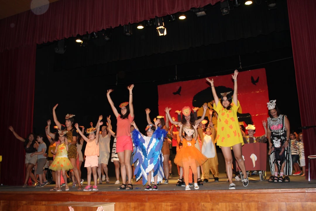 Representación de la adaptación del musical 'El Rey León' en Iniesta