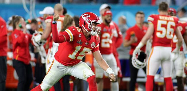 Patrick Mahomes celebra una anotación de su equipo en Miami