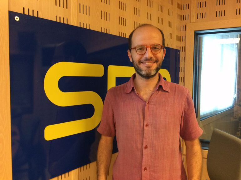 El responsable de Ayuda en Acción en Baleares, Álex González, en los estudios de Radio Mallorca, durante el programa A vivir que son dos días Baleares
