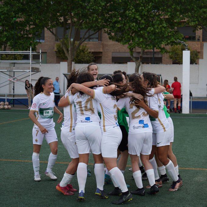 Las jugadoras del Elche celebran el ascenso tras el partido en Aldaia