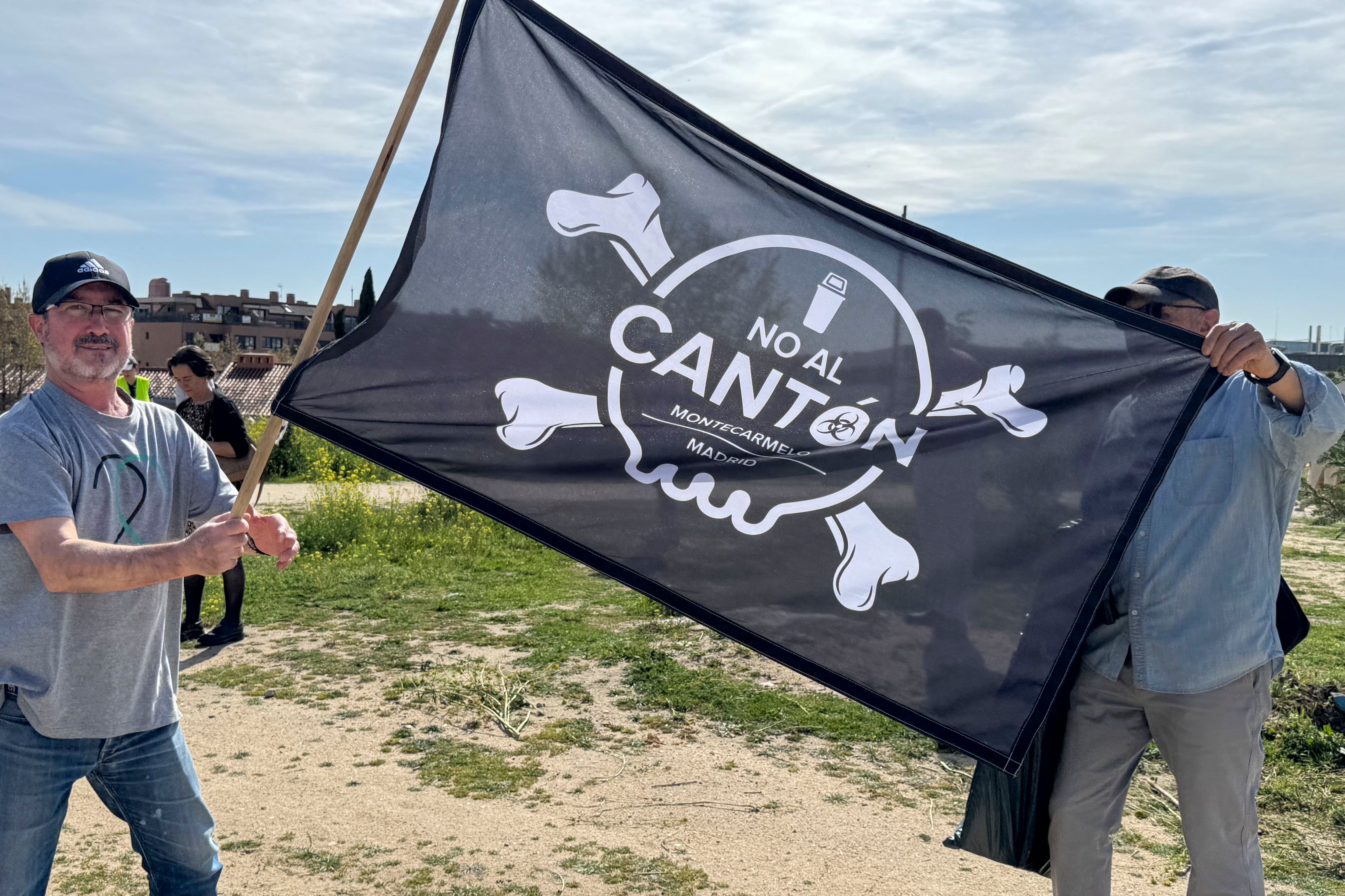 Decenas de familias del barrio madrileño de Montecarmelo se han concentrado este miércoles, para protestar contra la tala de árboles iniciada esta mañana por el Ayuntamiento de Madrid