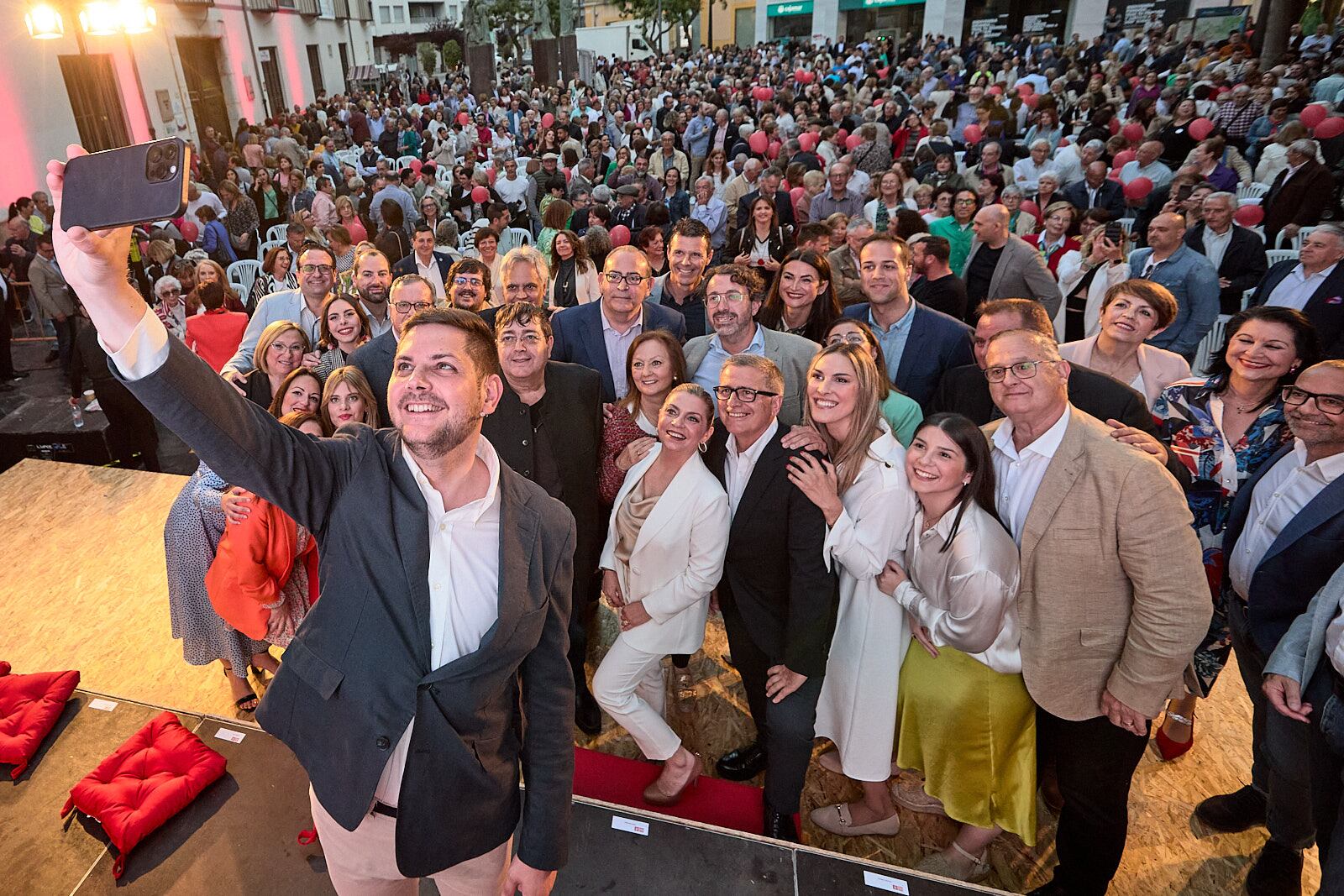 José Manuel Prieto junto a los miembros de lista electoral del PSPV-PSOE de Gandia durante el acto de su presentación el pasado sábado.