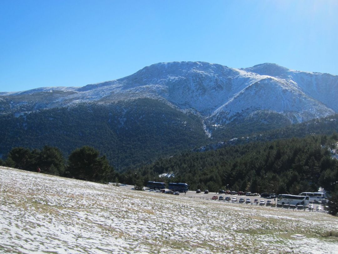 La nieve causa dificultades en las carreteras y obliga al uso de cadenas en los puertos de Cotos y Navacerrada