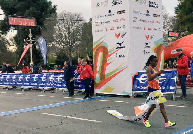 La ganadora de la 10K cruzando la meta
