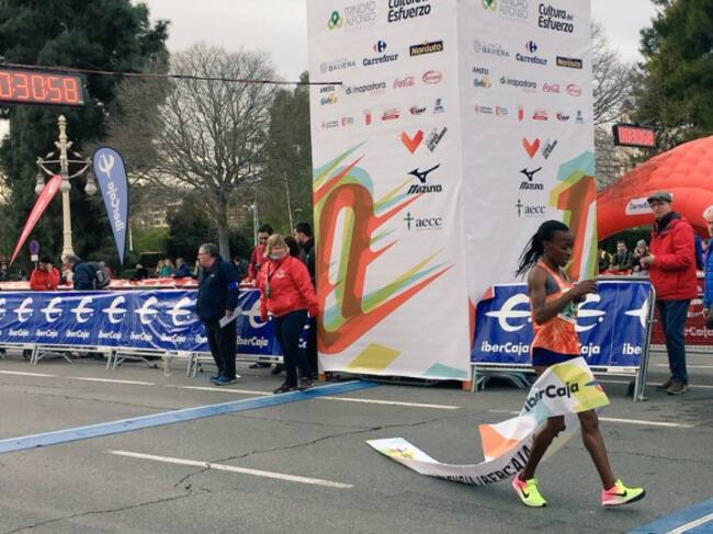 La ganadora de la 10K cruzando la meta