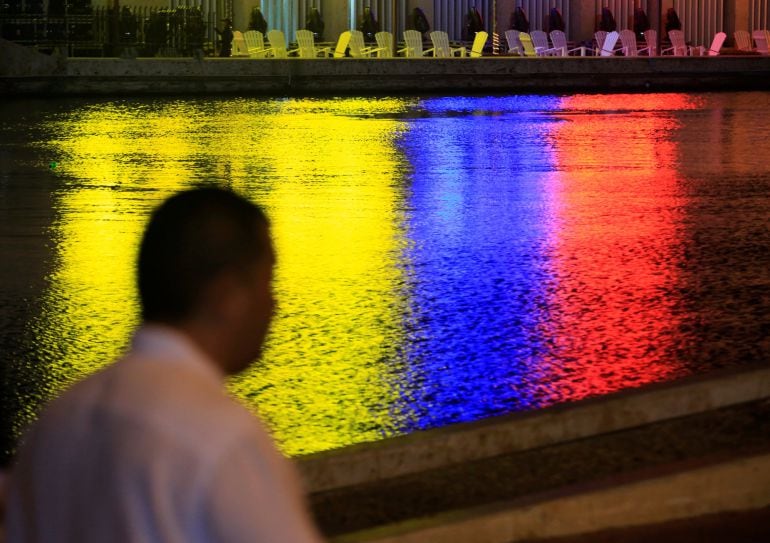 Los colores de la bandera colobiana reflejados en un canal en Cartagena, Colombia.