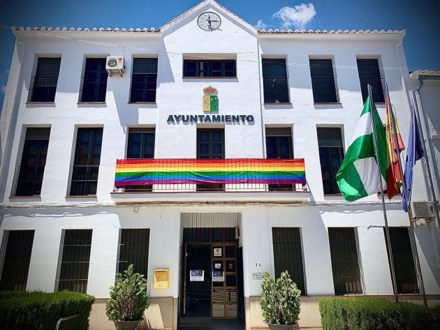 La bandera multicolor que lucía en la fachada del consistorio