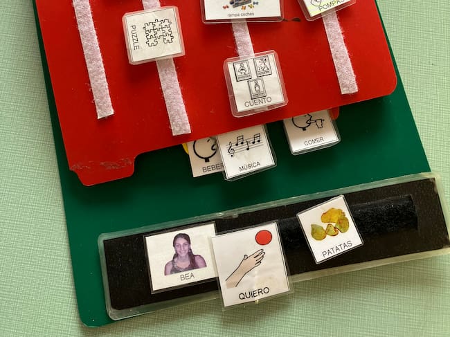 Uno de los cuadernos que los niños utilizan para comunicarse.