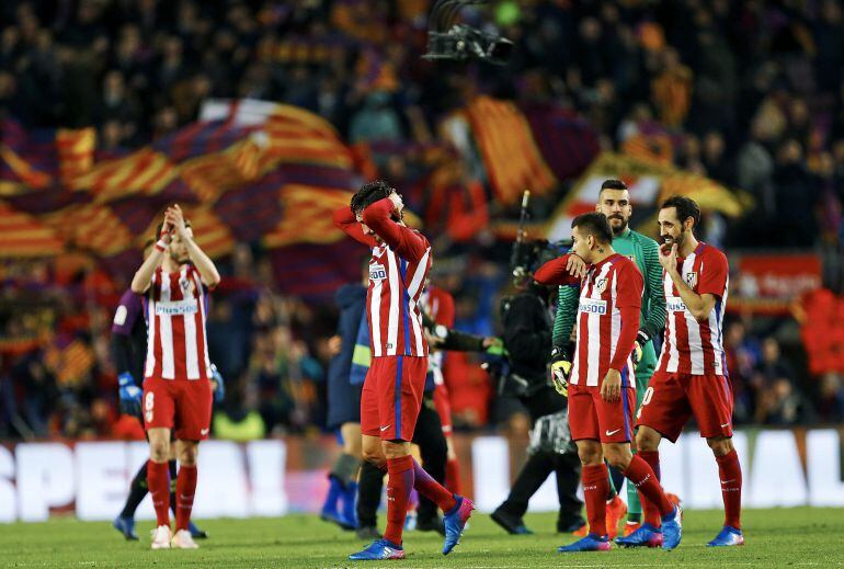 Los jugadores del Atlético se lamentan de la eliminación en el Camp Nou