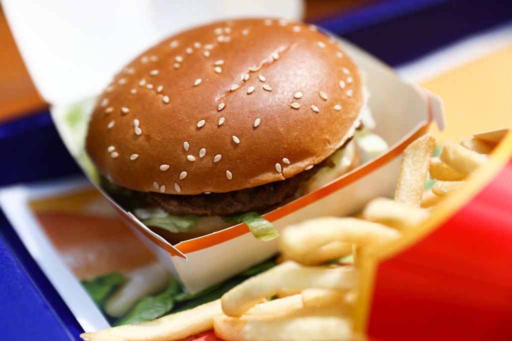 Un BigMac con patatas fritas, en un local de McDonald&#039;s en Polonia.