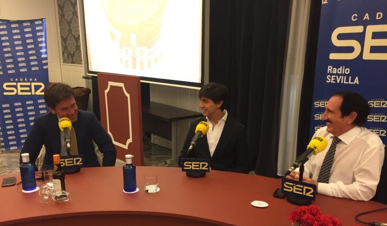 De izquierda a derecha, Eduardo Dávila Miura, Andrés Roca Rey y Manolo Molés durante la tertulia taurina en el Hotel Meliá Colón