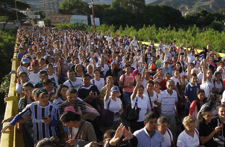 CUC05- CÚCUTA (COLOMBIA) Miles de venezolanos cruzan el puente fronterizo &quot;Simón Bolívar&quot; entre Colombia y Venezuela, hoy domingo 10 de julio de 2016, en Cúcuta, Colombia. Miles de venezolanos, unos 25.000 según las autoridades locales, cruzaron hoy la fr