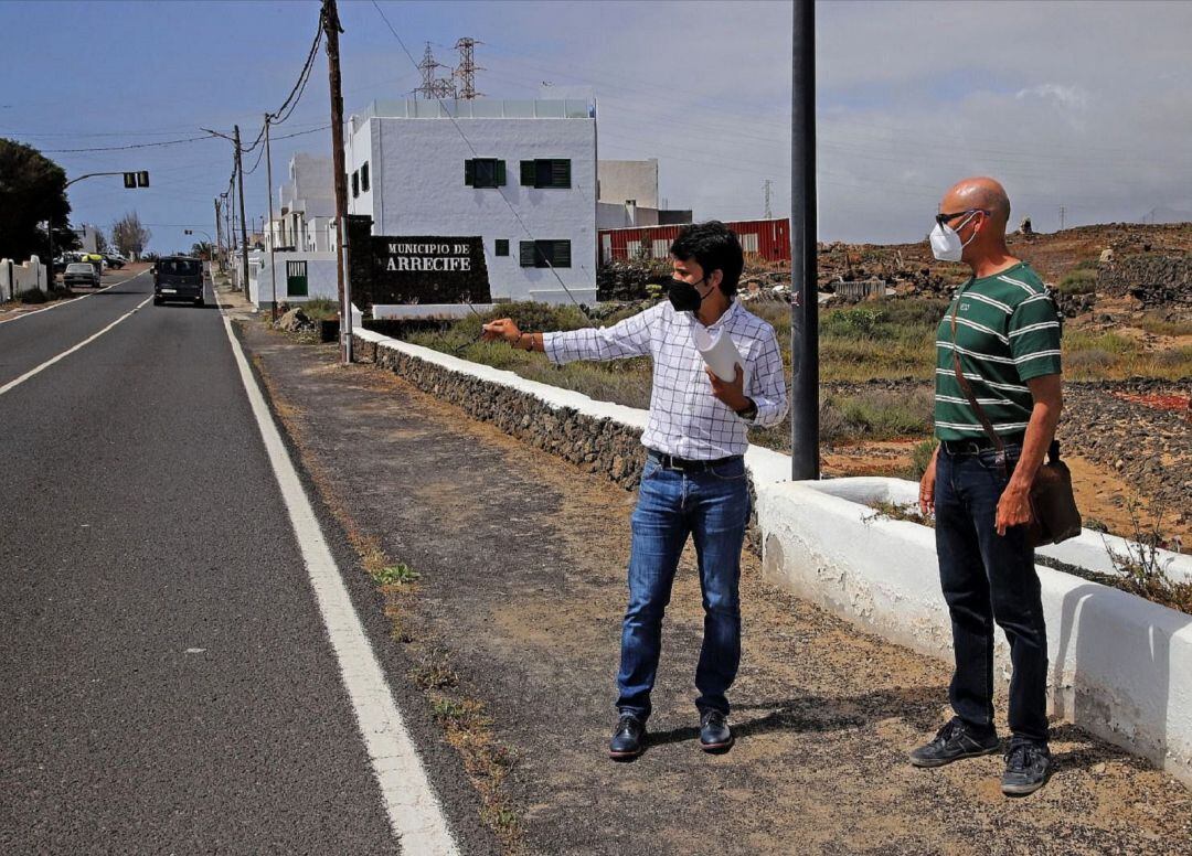 El portavoz socialista en Teguise, Marcos Bergaz, en Las Caletas.