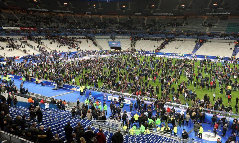 Aficionados al amistoso entre Francia y Alemania en el césped del Stade de France