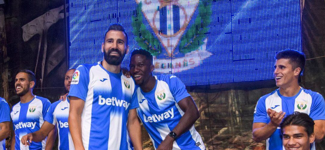 Omeruo, junto a su compañero en la defensa pepinera Siovas, durante la presentación del club en las fiestas patronales de la ciudad