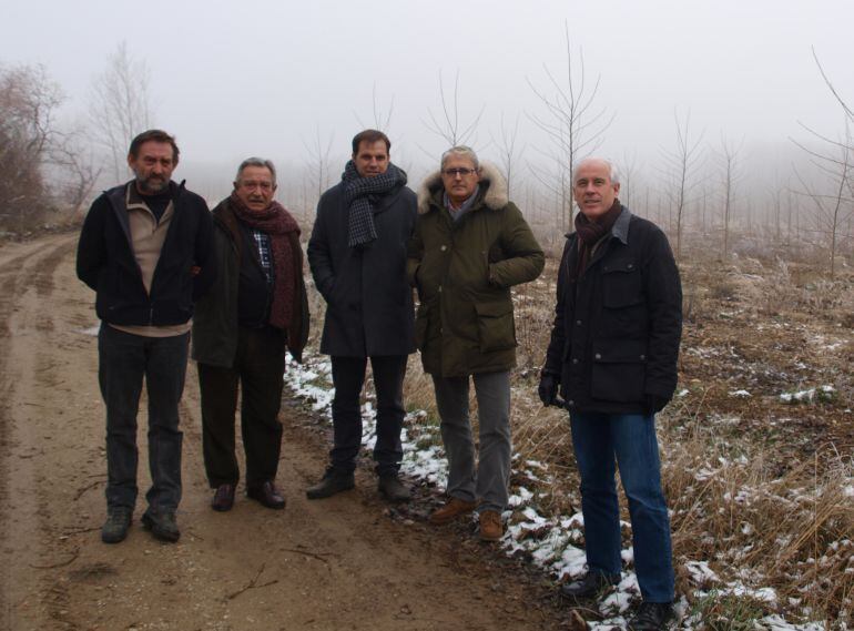 Visita del delegado territorial de la Junta en Palencia a una zona chopera