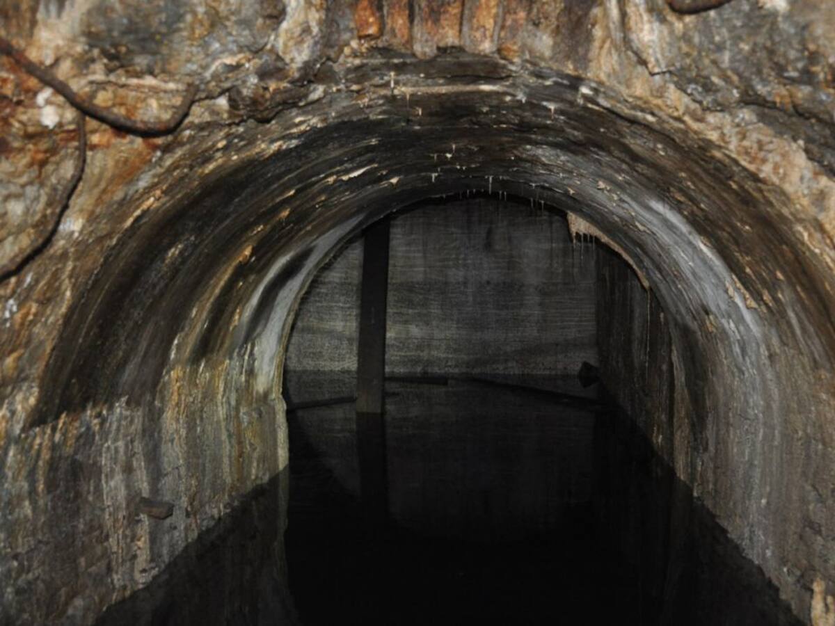 Unes obres al Raval deixen al descobert el túnel d'un tramvia inacabat