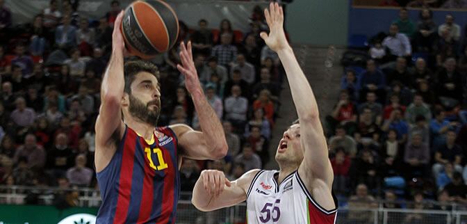 Juan Carlos Navarro tira a canasta, marcado por el escolta francés del Laboral Kutxa Fabien Causeur