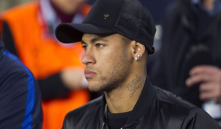 El delantero brasileño del FC Barcelona Neymar da Silva observa desde las gradas el partido de  Liga de Campeones que enfrentó a su equipo con al Borussia Mönchengladbach en el Camp Nou 