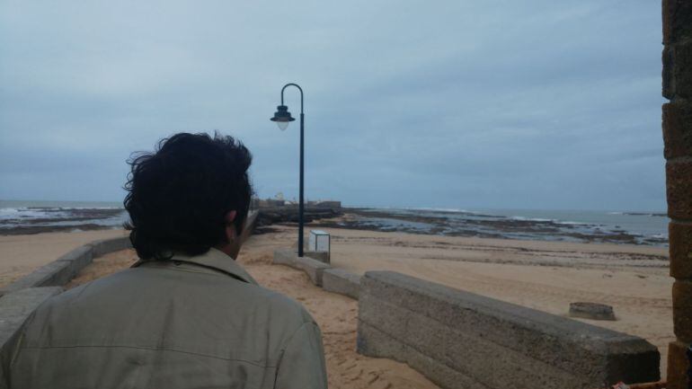 El alcalde de Cádiz, José María González, mira la playa de La Caleta antes de recorrer el paseo Fernando Quiñones