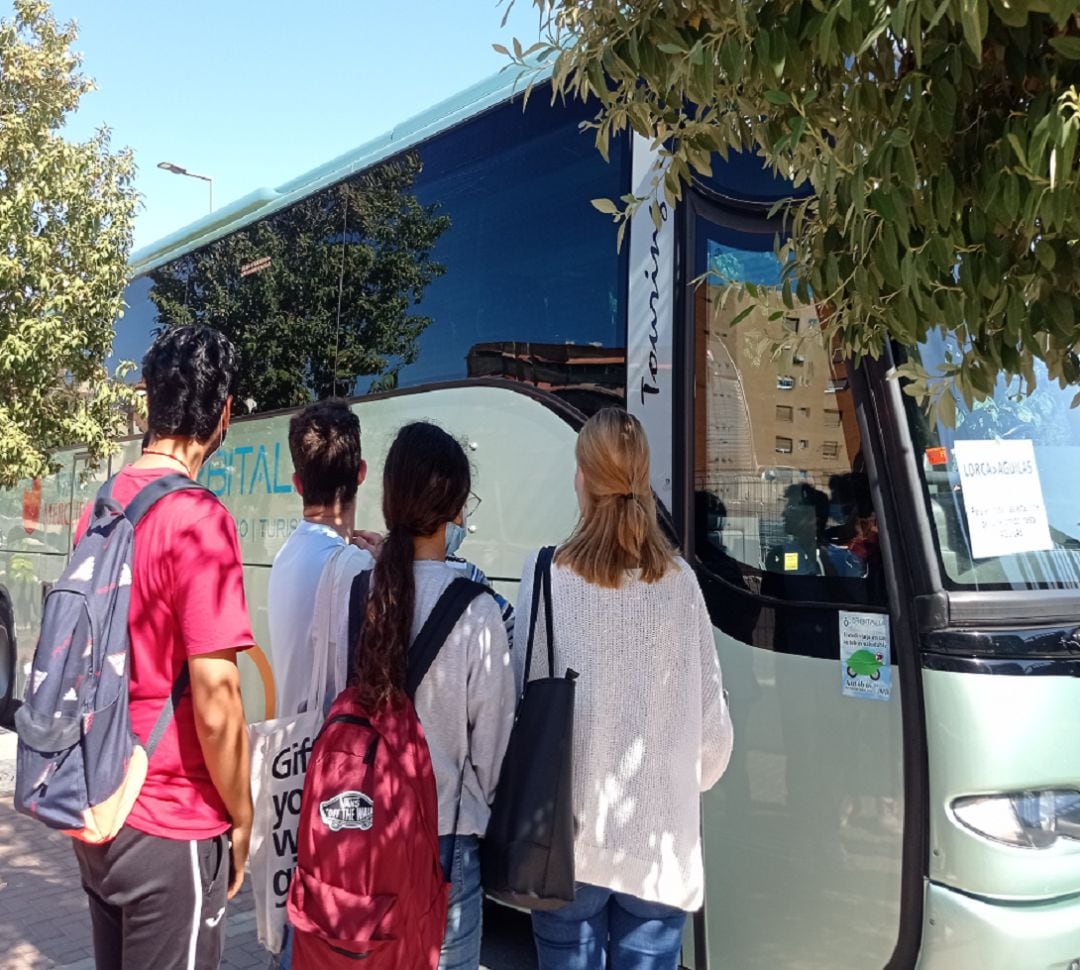 Pasajeros esperando el bus-tren para ir a Águilas desde Lorca