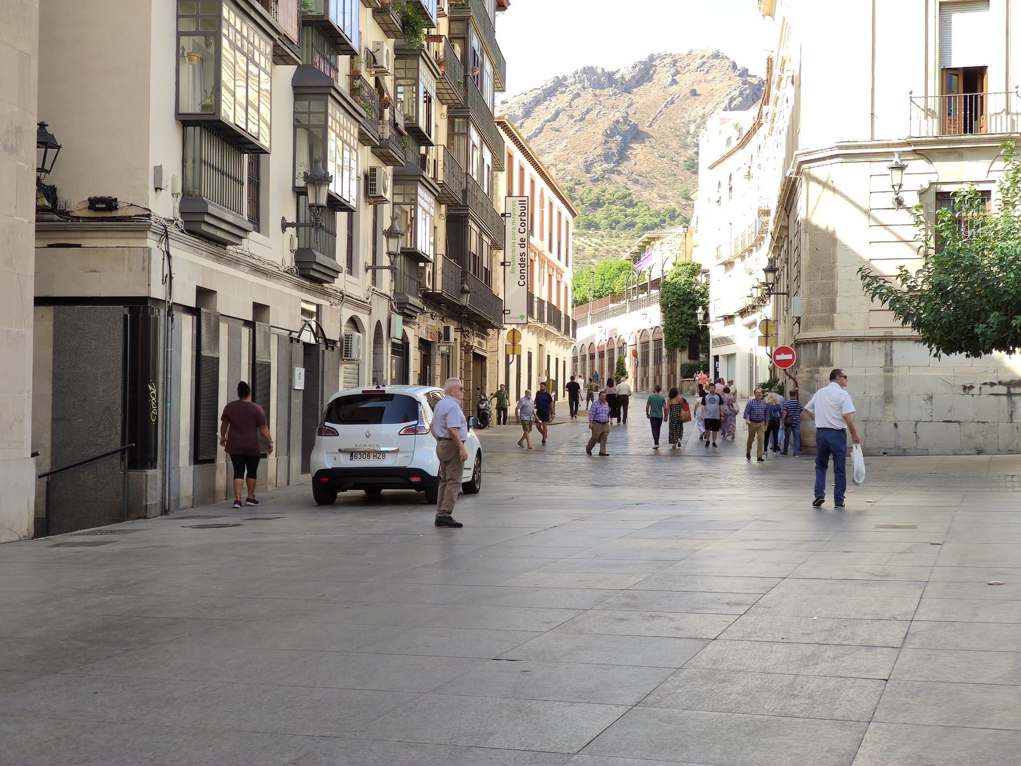 Personas pasean por la Plaza de Santa María de Jaén capital