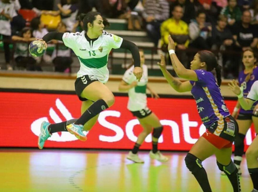 Laura Hernández lanza a portería con el Elche