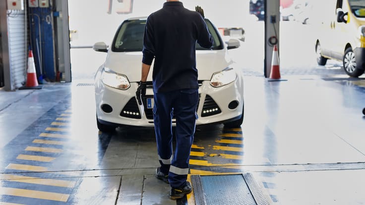 Marta Torre, gerente de ITVASA, explica el cierre temporal de la estación de Granda