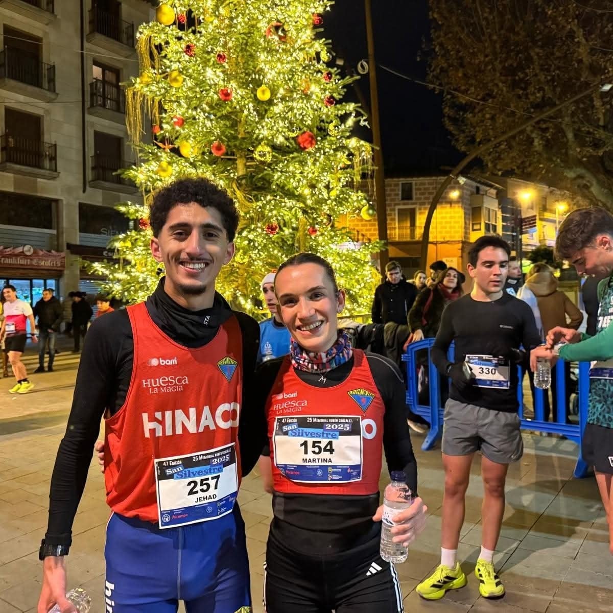 Jehad Janati y Martina Laplana tras cruzar la línea de meta. Foto: Ayuntamiento de Barbastro