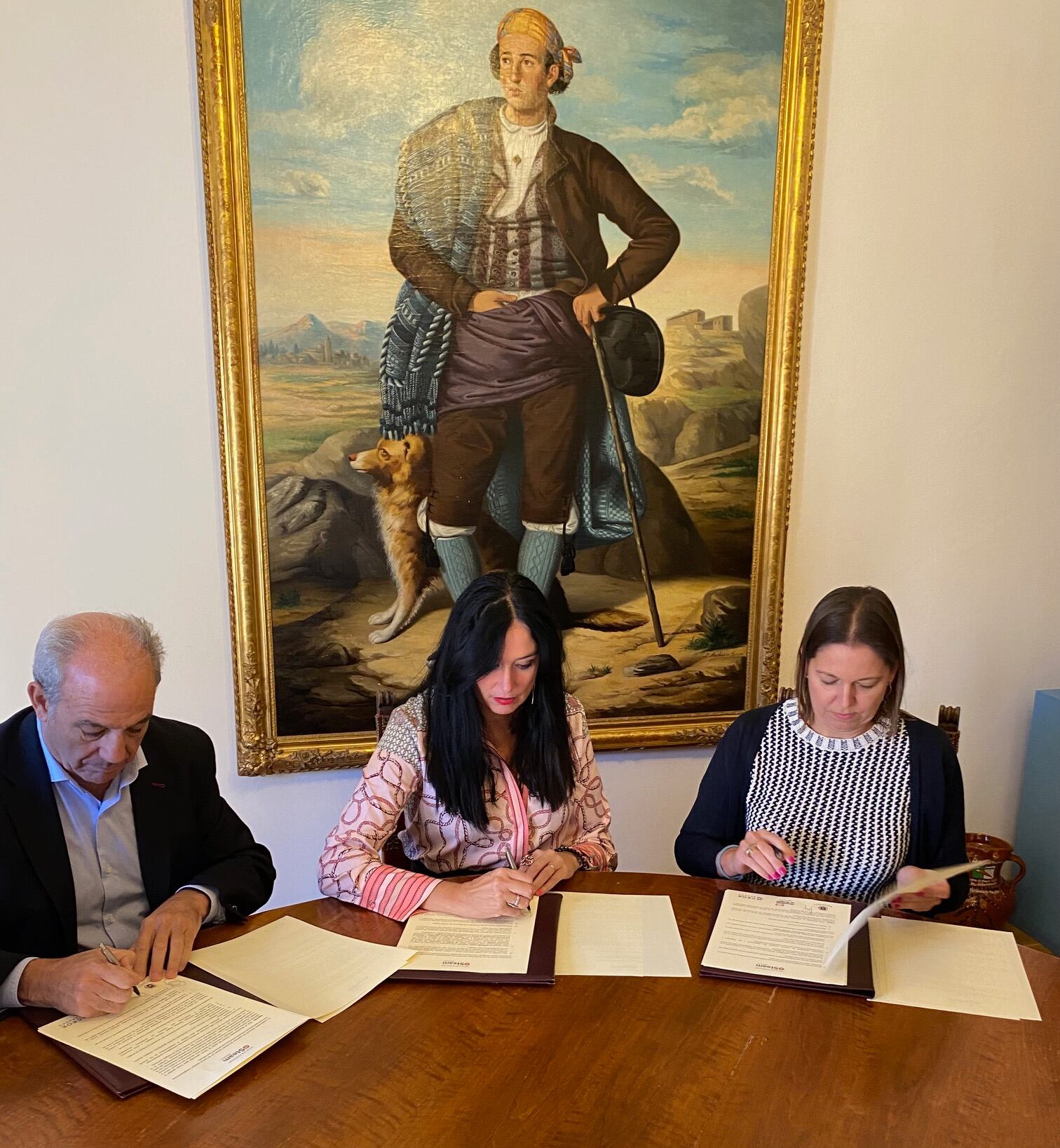 Firma del convenio en el Ayuntamiento de Huesca