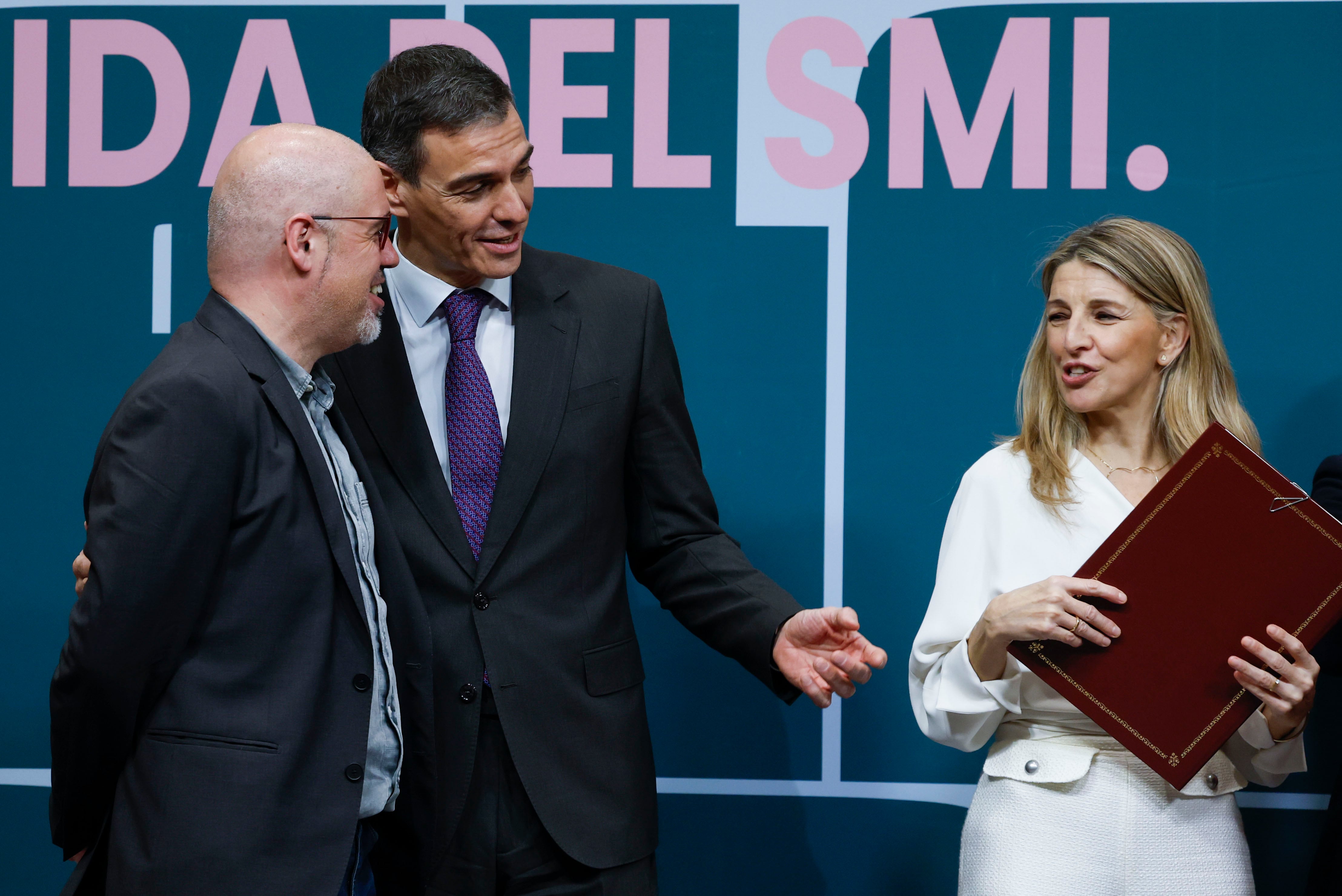 MADRID, 16/02/2026.- El presidente del Gobierno, Pedro Sánchez (c), y la vicepresidenta segunda y ministra de Trabajo y Economía Social, Yolanda Díaz (d), junto a los secretarios generales de CCOO y UGt Unai Sordo (i) y Pepe Álvarez (no fotografiado) durante la firma del acuerdo por el que el Gobierno y los sindicatos CCOO y UGT firman el acuerdo para subir el salario mínimo interprofesional (SMI) un 3,1 % en 2026, hasta 1.221 euros brutos mensuales en catorce pagas, este lunes, en Madrid. EFE/ J.J. Guillén