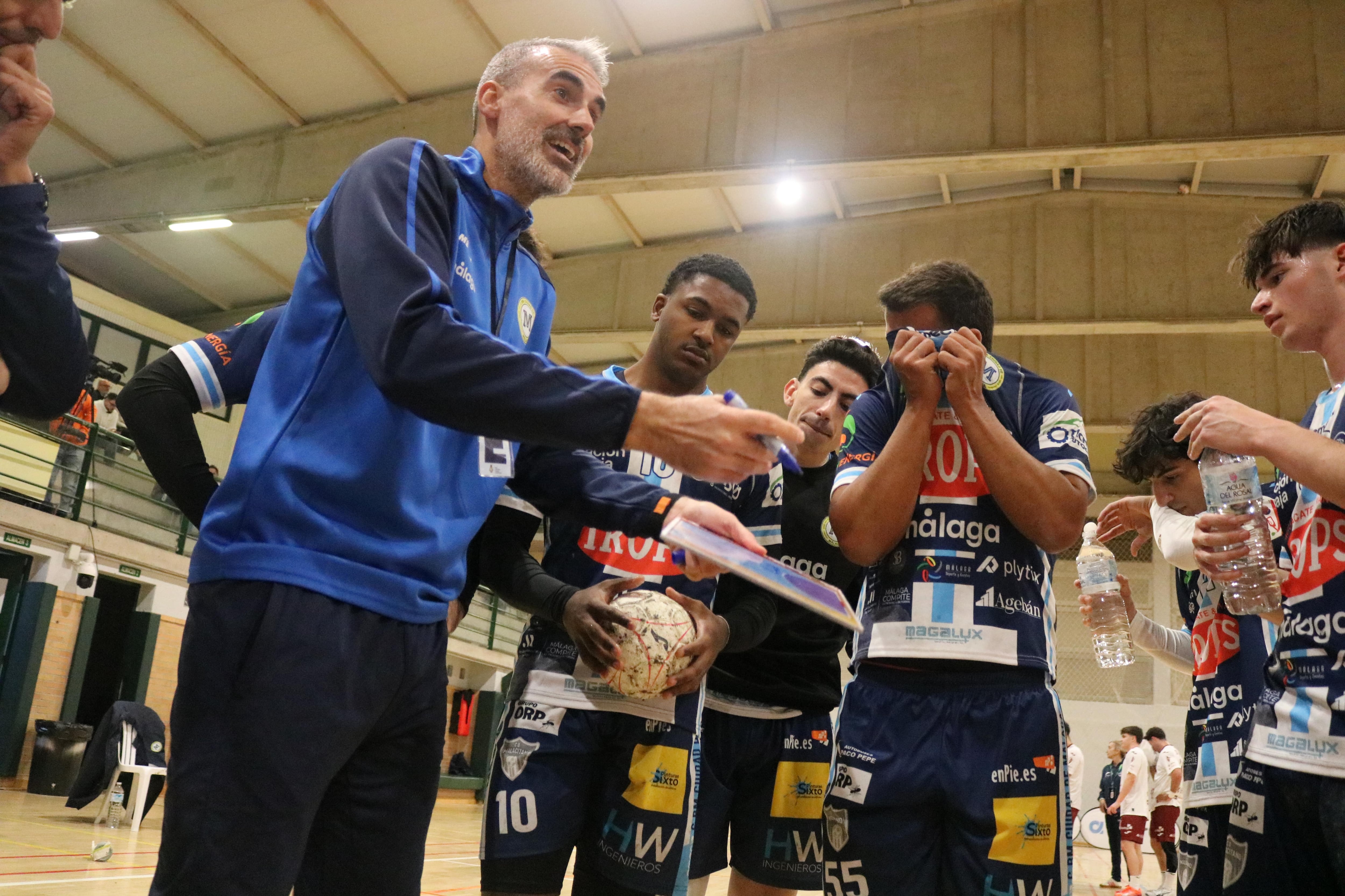 El entrenador del Trops Málaga Chispi, dan instrucciones a sus jugadores en el partido contra el Benidorm