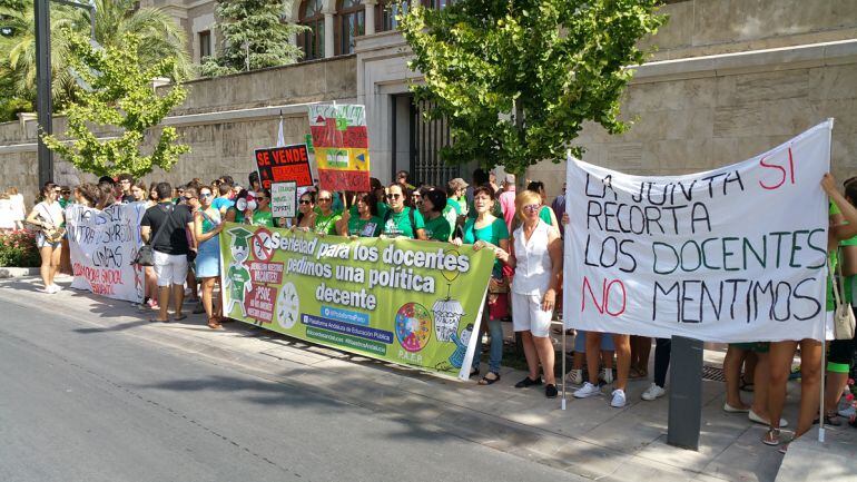 Protesta de maestros interinos en Granada