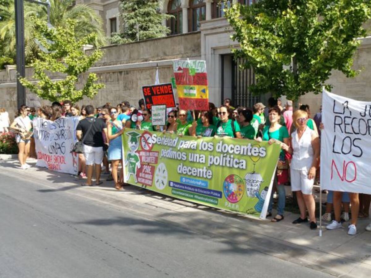 Estos maestros interinos no esperan ser llamados para trabajar este curso