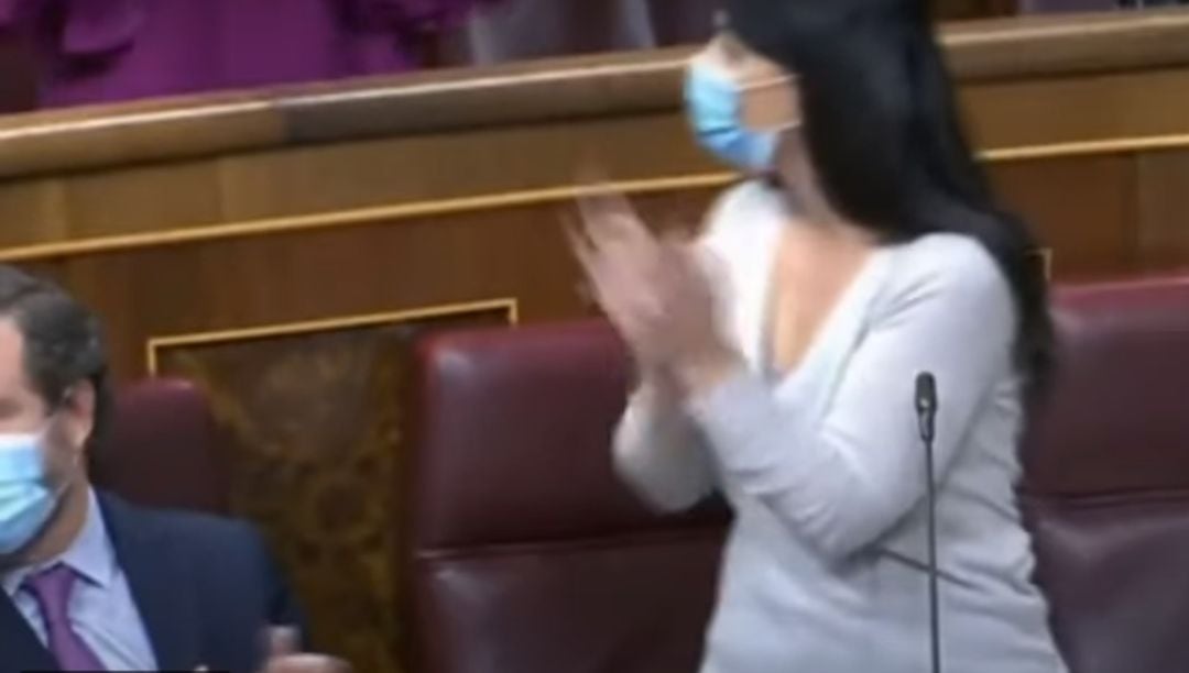 Macarena Olona (Vox) se aplaude a sí misma tras finalizar su discurso en el Congreso de los Diputados