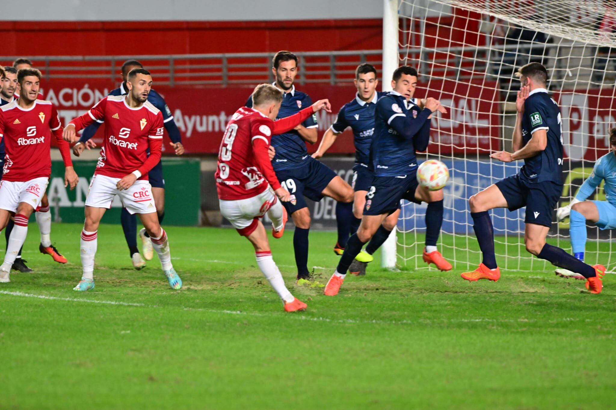 Loren Burón dispara a portería en el remate que supuso la derrota de la UD Logroñés en el Enrique Roca / Real Murcia