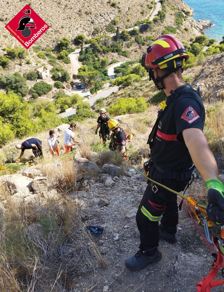 Dispositivo de rescate de la persona fallecida este miércoles por la tarde en el camino a la Cruz de Benidorm / Bomberos Alicante